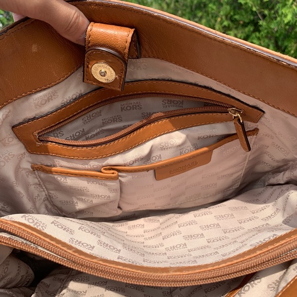 MICHAEL KORS Brown Leather Tote with Hold Chain - Picture 11 of 12